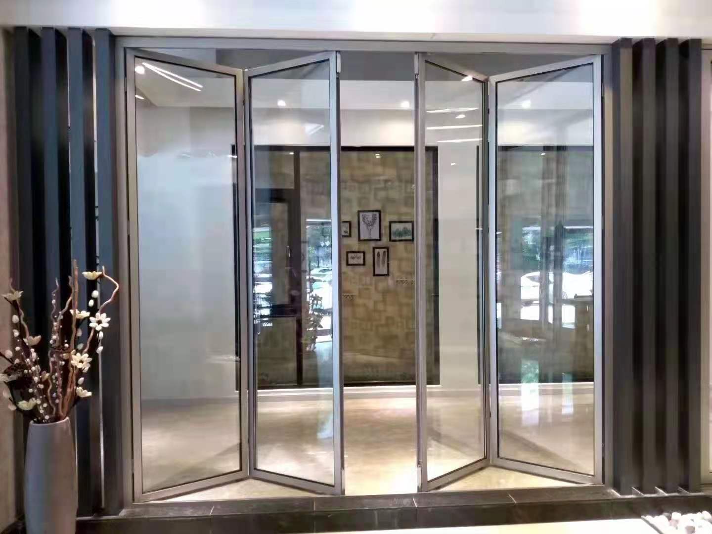 別墅裝上折疊門，汽車都能輕松開進室內(nèi)